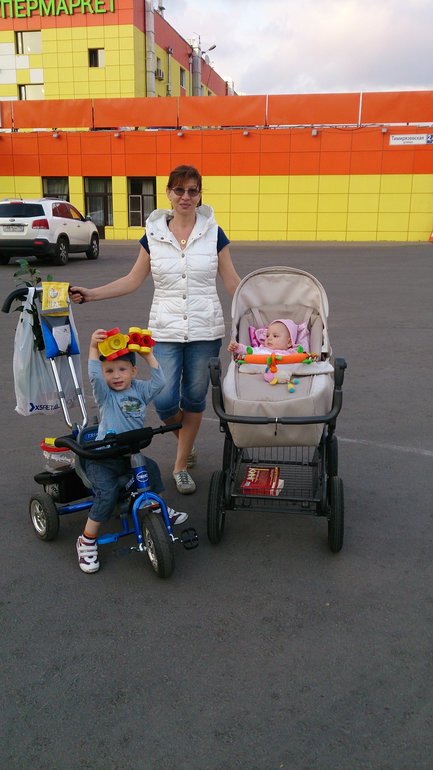 На прогулке.