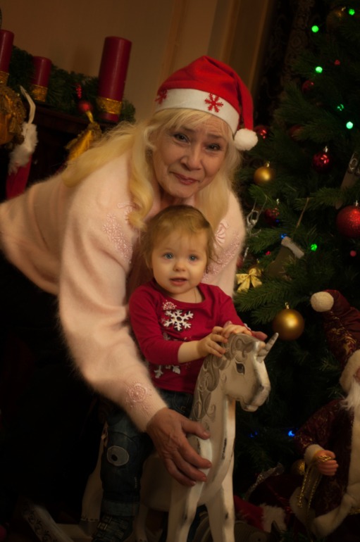 Сегодня ходили с Варенькой и прабабушками на фотосет)