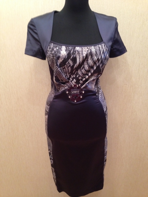 Элегантные платья 42=44 размер стоит 1500