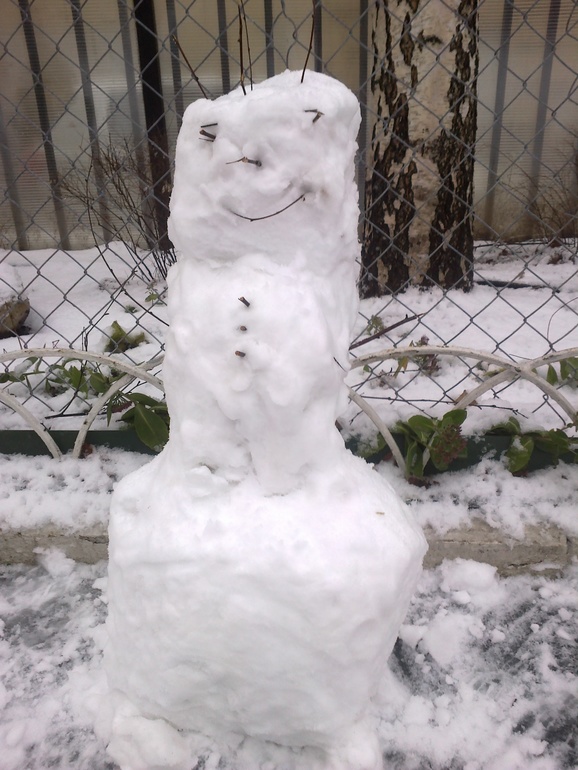 Наш второй снеговик в эту зиму.