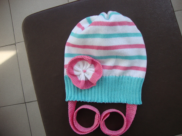 Яркая весенняя с цветочком шапочка