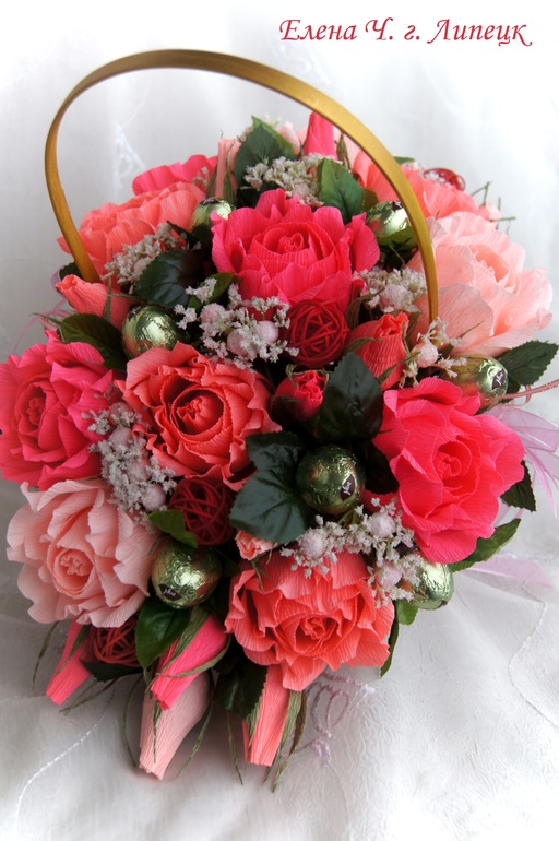 Розы рюшечные, розовые в корзине.