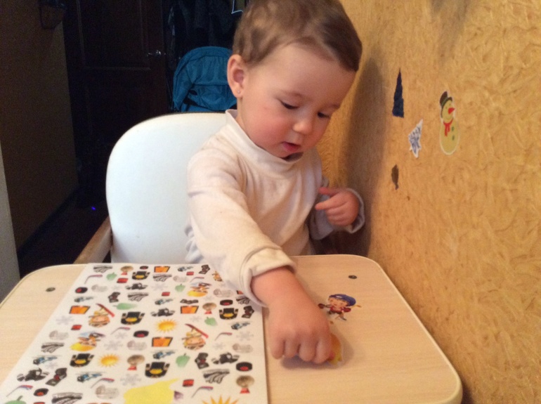 Наше первое занятие с наклейками. И не только.