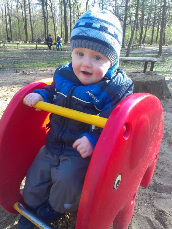 топали ножками на детской площадке и улыбались девочкам