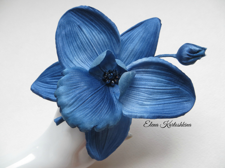 Орхидея из шелка.