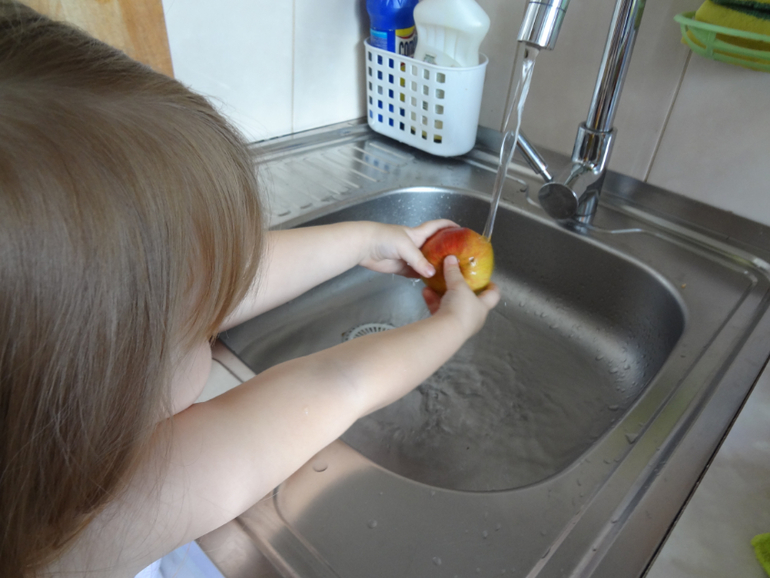 Монтессори каждый день - июль - день1 - самостоятельно помыть для себя фрукт.