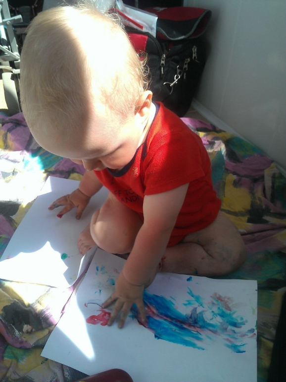 10 мес 10 дней Первый раз рисовали пальчиковыми красками
