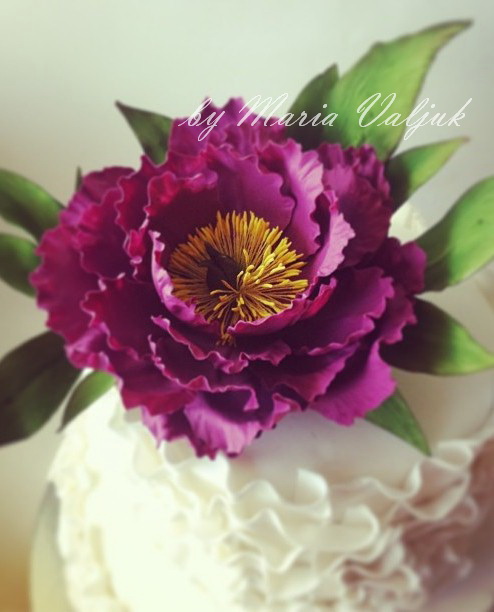 Свадебный торт с пионом))))