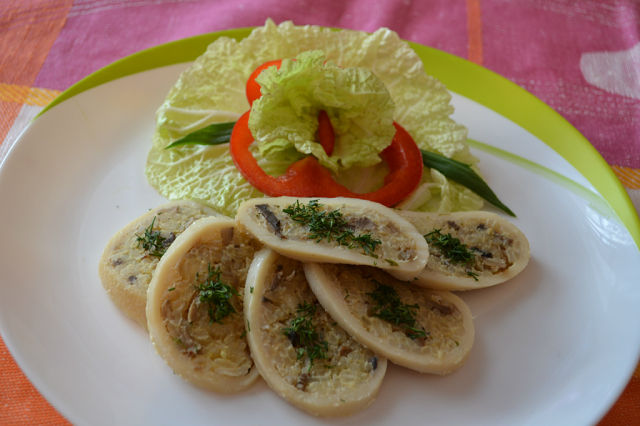 Кальмар, фаршированный рисом и грибами