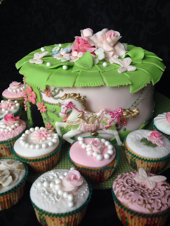 Тортик с лошадкой и капкейками))