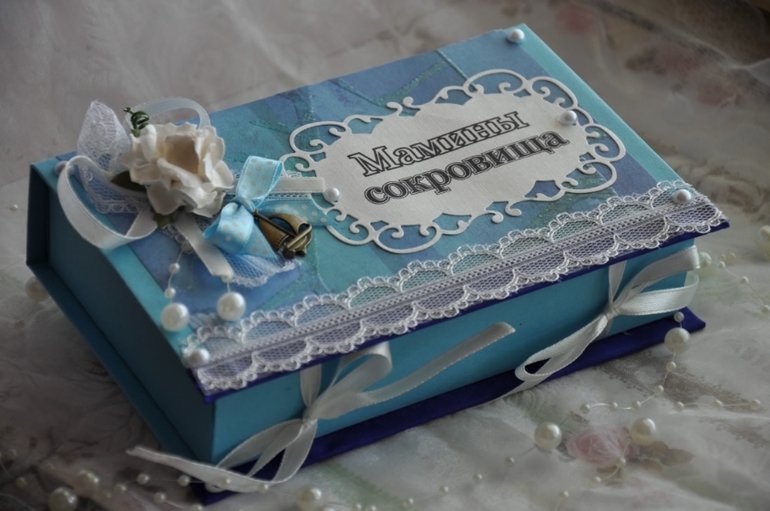 Давно не писала...Я учусь на фотографа, продолжаю делать коробочки "Мамины сокровища" и еще для дисков. Ромчик растет, развивается. Несколько дней назад еще был мороз и мы успели пофотографироваться в санках. Вот несколько фото.