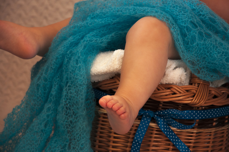 Хочу немного показать фото, которые я сделала когда Ромчик уснул. Пледик сама вязала (хвастаюсь ) Теперь хочу пофотографировать новорожденного))) Так что можно сказать - записывайтесь)))