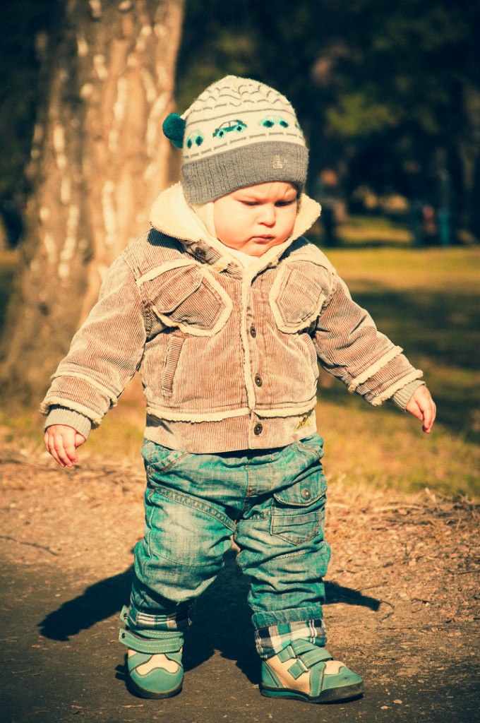 Приветик всем! Не писала давненько, попытаюсь вспомнить чего у нас новенького. Купили новую коляску от которой я просто балдею, очень удобная, легкая, с большой корзиной, с матрасиком и утепленным отстегивающимся чехлом на ножки и что для нас самое главное - компактная в сложенном виде и не огромная, так как я маленькая. На 8 марта мужчины наши нам с дочкой подарили каждой побукетику тюльпанов и мне плойку для выравнивания волос. На позапрошлой неделе ходили гулять в парк, погодка была замечательная. Нафотографировались, белочки там всякие, а в 5 вечера я неожиданно вспомнила, что у меня экзамен в этот день на 7 вечера по фотошколе)))) Экзамен сдала) Еще вспомнила, что снимала как проходят с*емки нового клаппа гр. Антителла на песню "Над полюсами". Записалась на МК свадебного фоторгаф в Киев на май) Уже жду не дождусь. А на прошлые выходные были в селе, поработали все дружненько, а Ромик гладил собаку Боса (это наша собака в селе). Муж спилил мне березовые веточки для работы с новороденными, думаю скоро я покау свои труды в работе) Ромчик растет потихоньку, зубов правда маловато, спит всю ночь, моет пару раз проснуться если раскроется и замерзнет или просто что-то приснится...А так молодец. Ну и как всегда немного фоточек.)