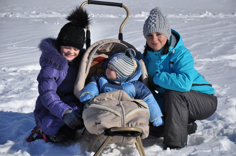 Давно не писала...Я учусь на фотографа, продолжаю делать коробочки "Мамины сокровища" и еще для дисков. Ромчик растет, развивается. Несколько дней назад еще был мороз и мы успели пофотографироваться в санках. Вот несколько фото.