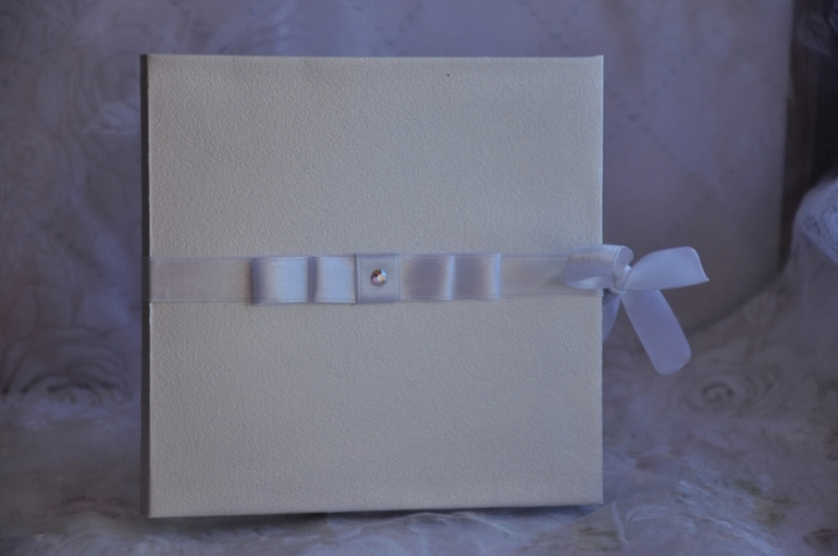 Давно не писала...Я учусь на фотографа, продолжаю делать коробочки "Мамины сокровища" и еще для дисков. Ромчик растет, развивается. Несколько дней назад еще был мороз и мы успели пофотографироваться в санках. Вот несколько фото.