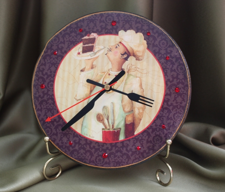 Опять идут старинные часы....