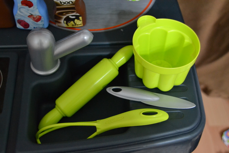 Маленькая хозяйка (на кухне)