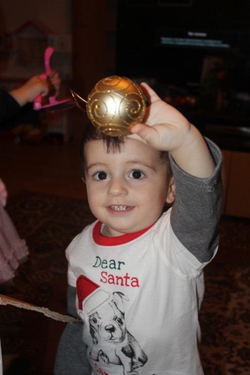 Наряжают елку