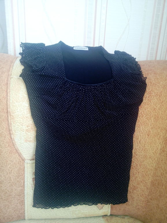 девочки разберите пожалуйста вещи 42-44 р-а.