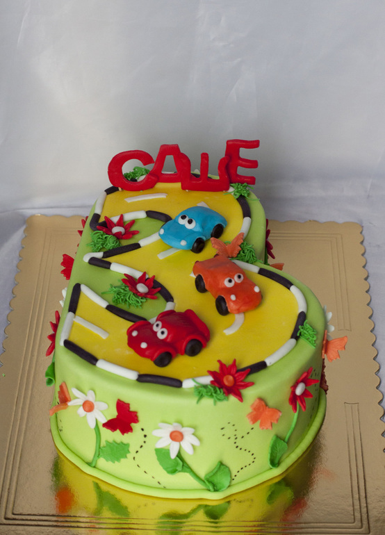 Ох, уж эти мужчины. Любят машины в любом возрасте.