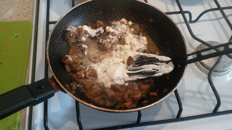 Грибное рагу с крутонами и яйцом пашот