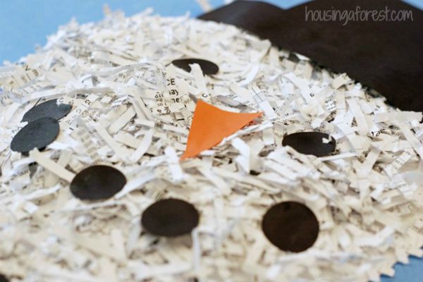 Cнеговик из бумажных тарелок