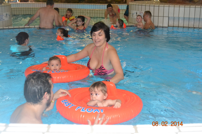 Первый раз в бассейне!