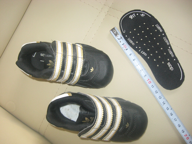 Кроссовки Adidas Размер 21. Стелька 13 см. Цена 600р.