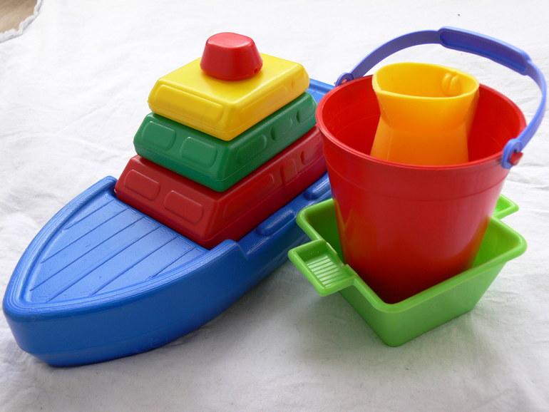 Люблю отечественные игрушки - недорого, прочно, ярко и безопасно)))