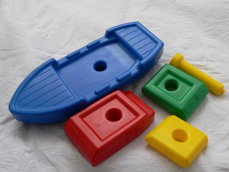 Люблю отечественные игрушки - недорого, прочно, ярко и безопасно)))