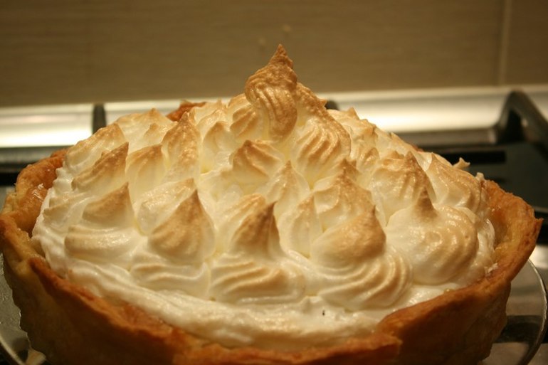 А ещё я всё-таки приготовила лимонную меренгу