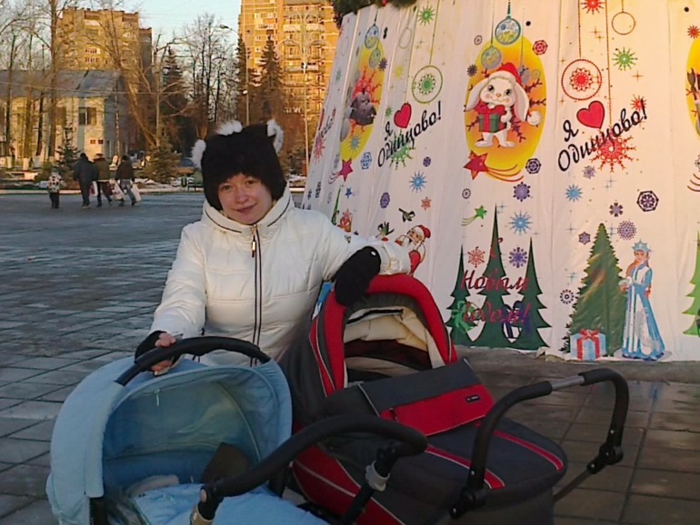 Прогулка 29 декабря.Площадь Одинцово у ёлочки.С подружкой Фарангез и её сыном Самиром.