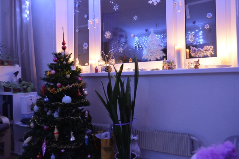 Решила показать свою комнату))