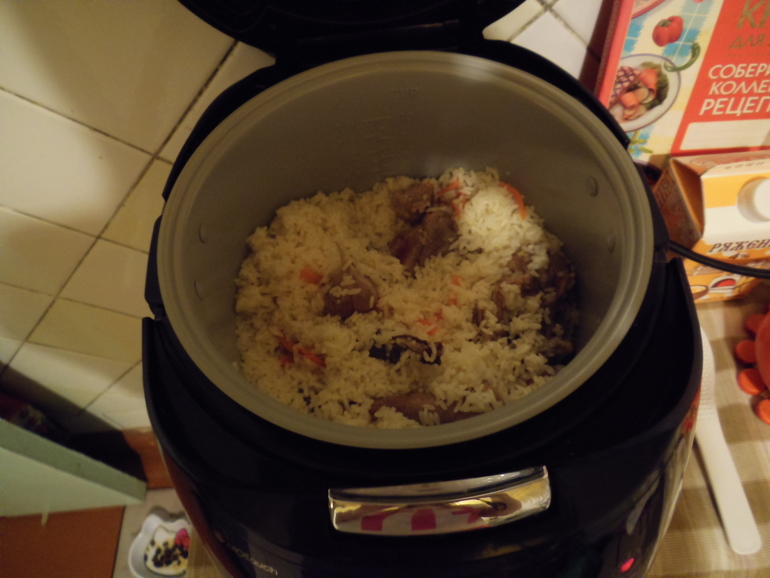 Продолжаю осваивать мультиварку. Плов и кекс.