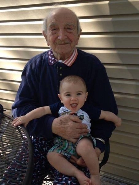 100-летний прадедушка и годовалый правнук. Разница 99 лет.