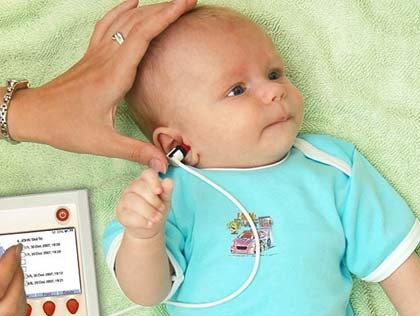 Как развивается слух у грудничка от рождения до 6 месяцев