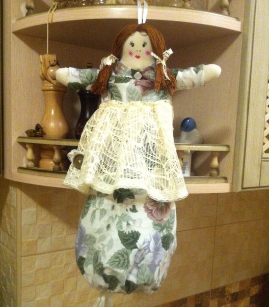 Мои первые рукотворения. Кукла-пакетница.