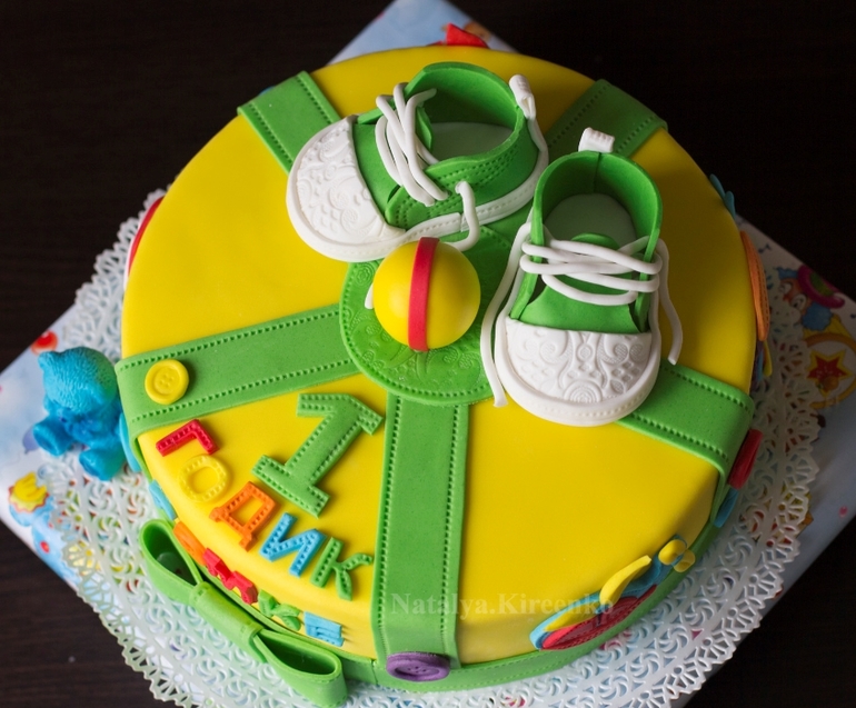 На годовасие с кроссовками