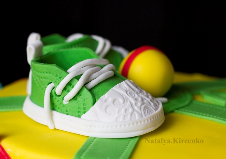 На годовасие с кроссовками