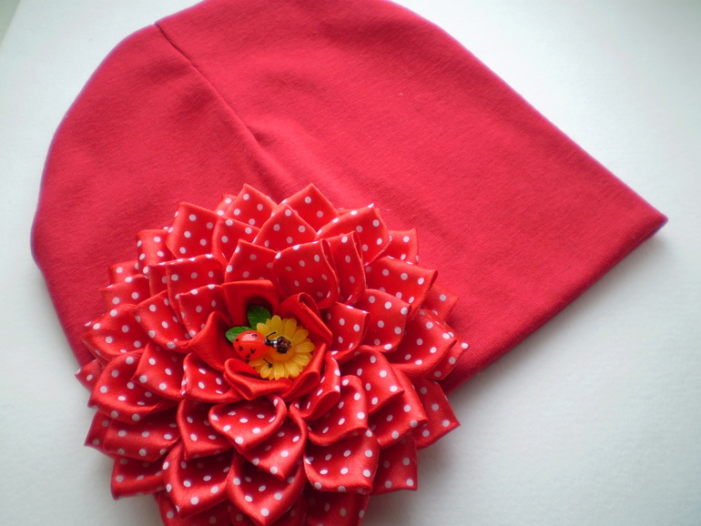 Шапочки с цветами ручной работы.