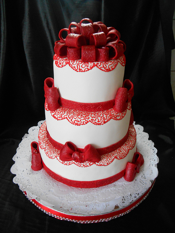 Торт свадебный в бантиках