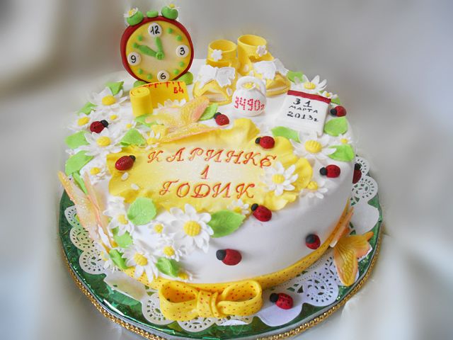 Тортик на годовасие. Вес 2500гр. Ванильный бисквит, сливочно-сырный крем, киви и виноград.