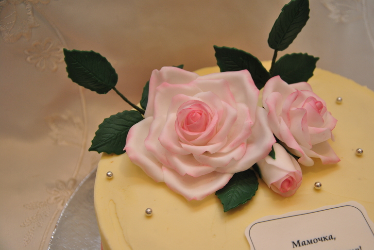 Кремовый с розой