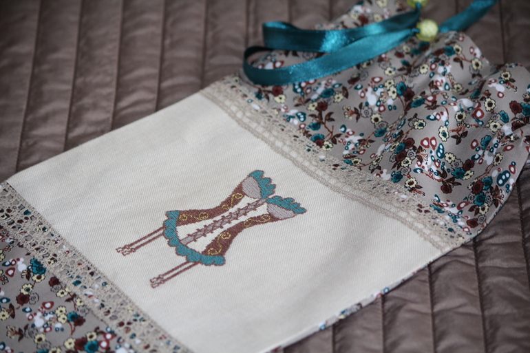 Мой "долгострой" доделан и пристроен )) Мешочек для белья!