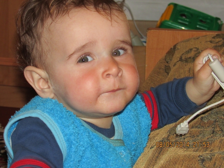 Урожай клубничный...Мише 9 месяцев