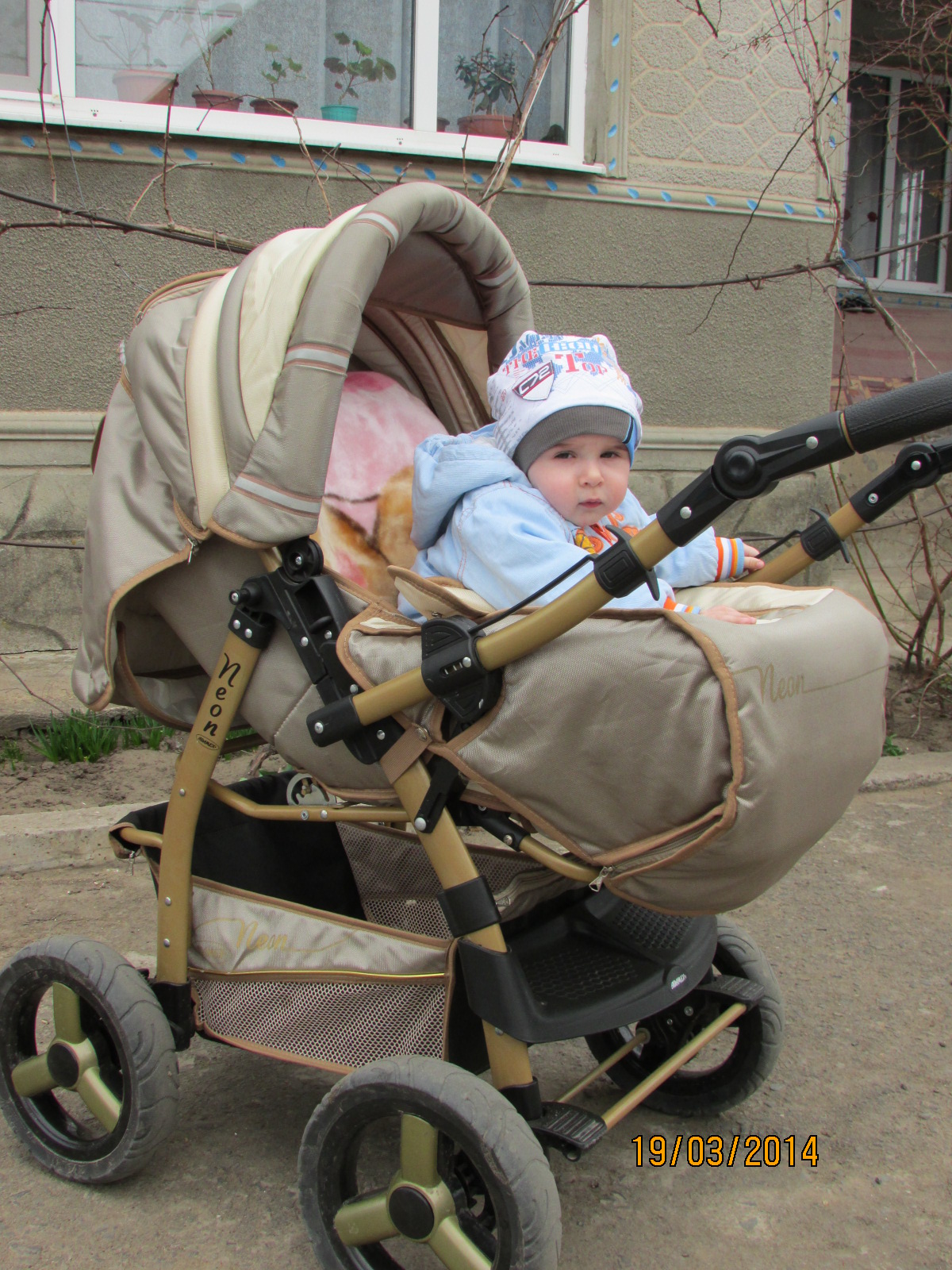 Прогулка во дворе...весна Мишенька 7 месяцев и 7  дней