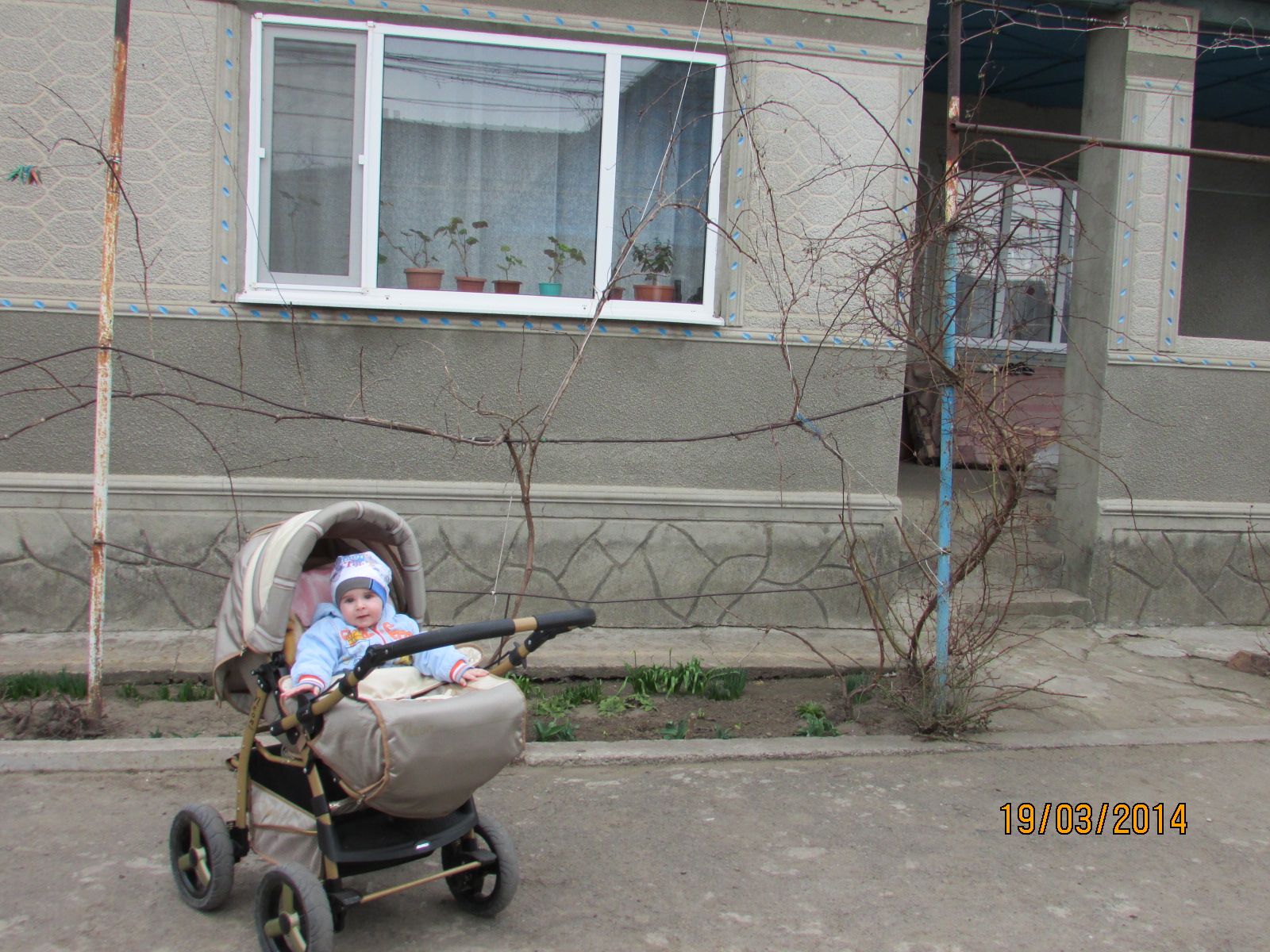 Прогулка во дворе...весна Мишенька 7 месяцев и 7  дней