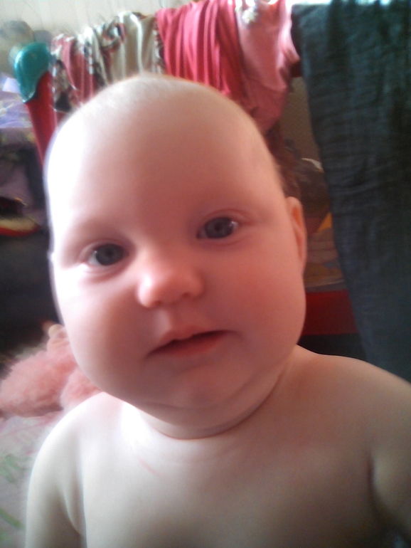 Вот она, сестричка, ждущая братика, ну или сестричку)