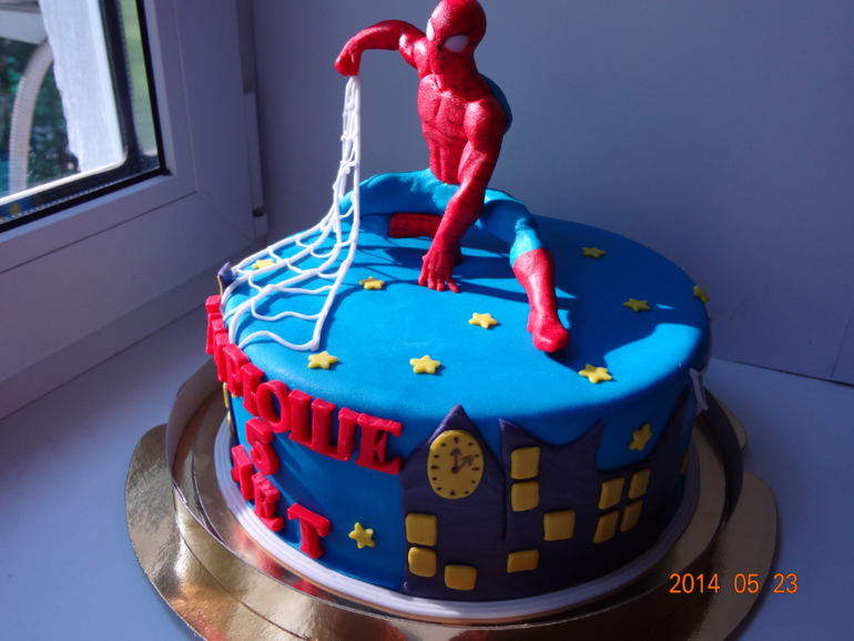 ТОРТ "ЧЕЛОВЕК ПАУК"  Шоколадные бисквиты, сливочный крем+маскарпоне+вишня. Коньячно-вишневая пропитка. Вес 3,5 кг.