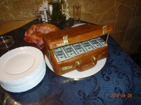 "ТОРТ-ЧЕМОДАН" Внутри сникерс. Вес 3кг